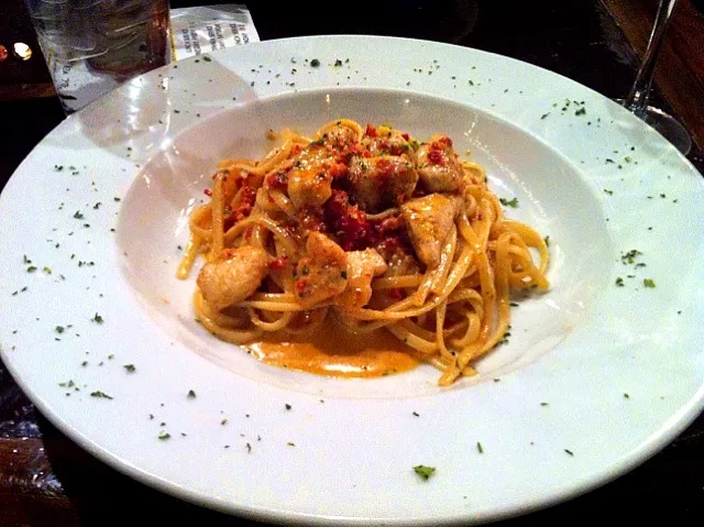 fettuccini , sun dried tomatoes , chicken in cream sauce|michael goeさん