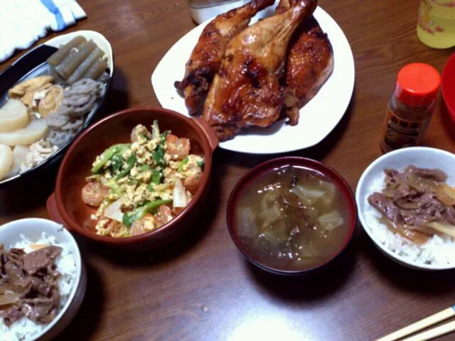 チキン、キャベツと海草の味噌汁、野菜の煮物、えびの塩炒め、牛肉の時雨煮、ごはん|わたなべちかさん