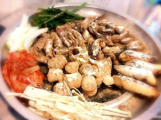 Snapdishの料理写真:신사동 가로수길 소곱창집 シンサトンのコプチャン焼き屋 。キムチチケとラーメンはサービスで出てる^_^|yoo kyung suさん