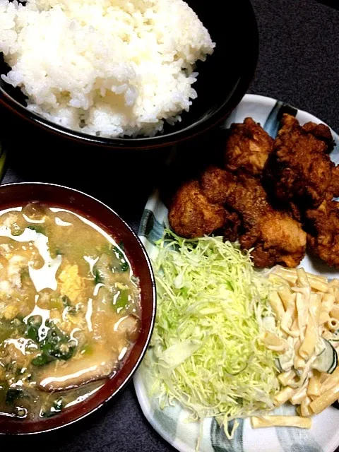 Snapdishの料理写真:#夕飯 玉子椎茸ネギ味噌汁、白米、マカロニサラダ、カリカリ唐揚げ。おかわりしてお腹いっぱいぱい。|ms903さん