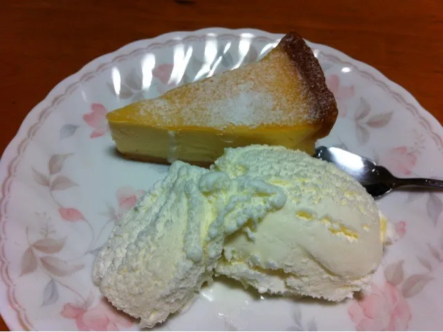 今日は特別♪カマンベールチーズケーキ バニラアイス添え|あられさん