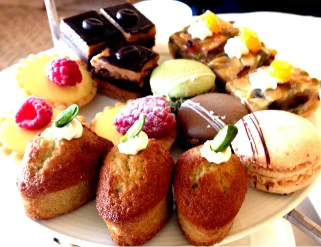 Petit Fours and Mini #Desserts from Pelican Hill Resort|sooprcoolchicaさん