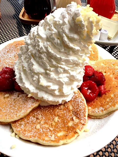 マカダミアナッツとストロベリーのパンケーキ|きなさん