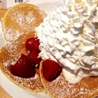 Snapdishの料理写真:Pancake: Strawberry Whip Cream w/Nuts|SYUさん