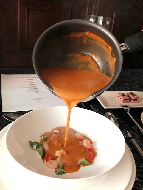 lobster's bisque with atlantic prawns and tomatoes|nick pornchanaさん