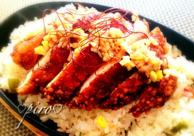 Snapdishの料理写真:🔥鉄板！   ダシダ炊き込みごはんON THE  油淋鶏⭐   🔥 griddle. Deep-fried chicken breast on top of the cooked rice dashida. Sweet and sour sauce green onion.|ピロさん