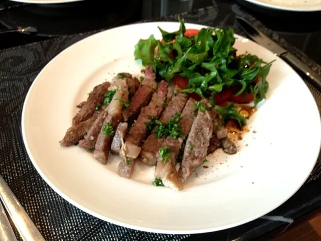 rare roasted 300 day black angus with watercress and vine tomatoes|nick pornchanaさん