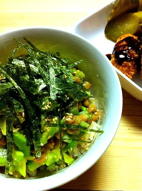 Snapdishの料理写真:納豆アボカ丼|vege a zeeさん