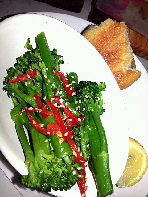 Snapdishの料理写真:Broccoli with chilli and seseme seeds|Kate Parsonsさん