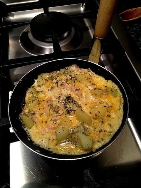 Snapdishの料理写真:Omelette with chicken, potato, onion and herbs.|wallさん