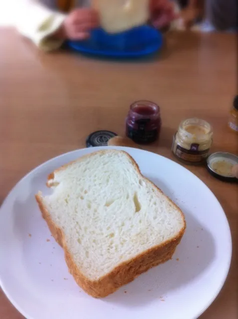 友人宅の朝飯、焼きたてパンいただきました。|つるたさん