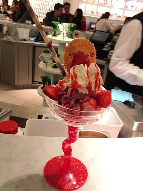 Snapdishの料理写真:Strawberry Sundae From Harrods|Angel chengさん