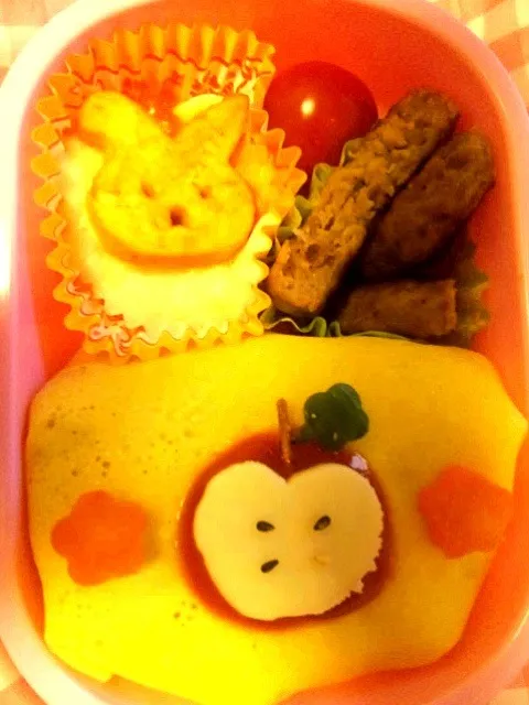 Lunch box☆omelet with a filling of ketchup‐seasoned fried rice. リンゴ印のオムライス☆うさぎグラタン|🌈Ami🍻さん