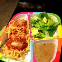 Spaghetti and salad.|jose santosさん