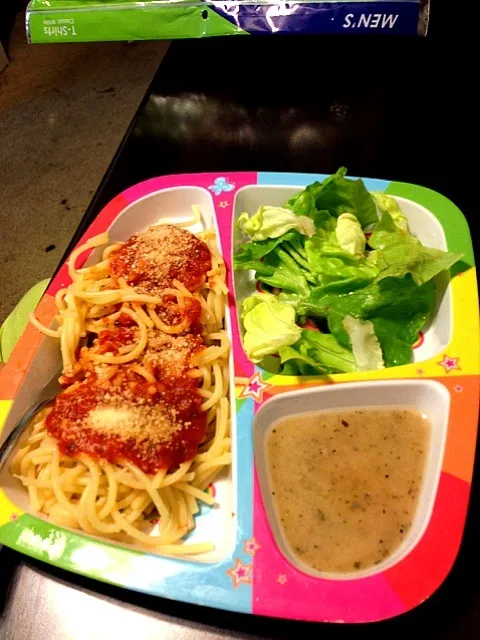 Spaghetti and salad.|jose santosさん