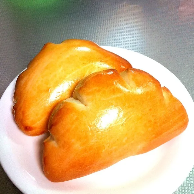 Snapdishの料理写真:餃子みたいなクリームパン|ともかさん