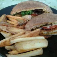 Crispy Chicken Sandwhich, Steak Fries|Vin Vinさん