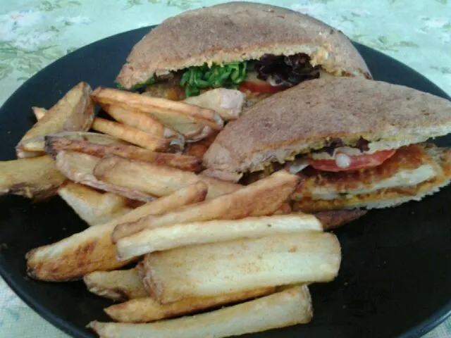 Crispy Chicken Sandwhich, Steak Fries|Vin Vinさん