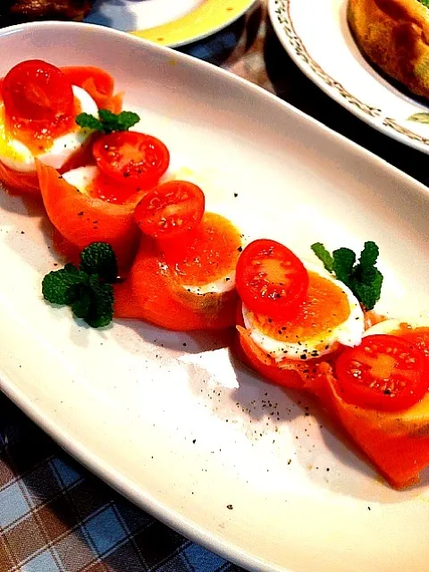 Snapdishの料理写真:ゆで卵のスモークサーモン巻き  Boiled eggs wrapped in smoked salmon.|彩子さん