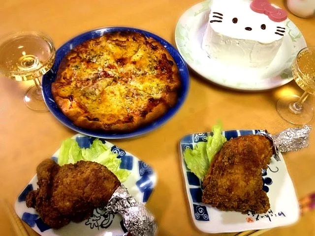 フライドチキンと焦げたピザとキティーちゃんケーキ|りつ(*≧艸≦)さん