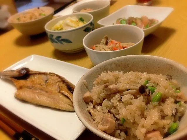 鶏肉ときのこと枝豆の炊き込みご飯、かますの開き、おから炒り煮。|liccaさん