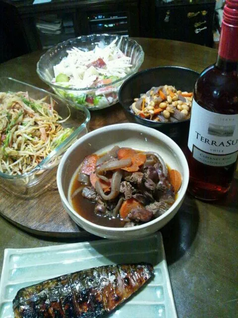 ヤーコンとリンゴと胡瓜のサラダ。鶏レバーと蒟蒻のモツ煮。大豆の煮物。鯖のみりん干し。|mami_pitschiさん