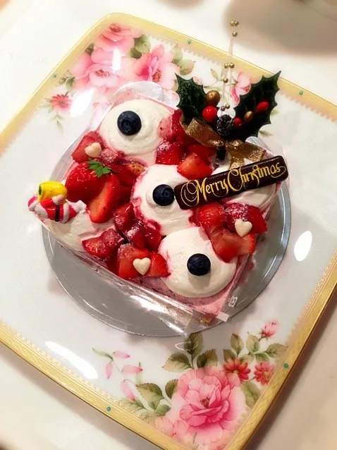 Snapdishの料理写真:旦那セレクトのクリスマスケーキ。ガーリーなセンスに笑った。|yukoさん