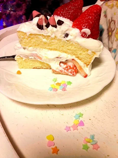 デコレーションより食べるのに夢中な2歳のXmasケーキ テーブルにもデコレーションしてるしw|IGGYさん