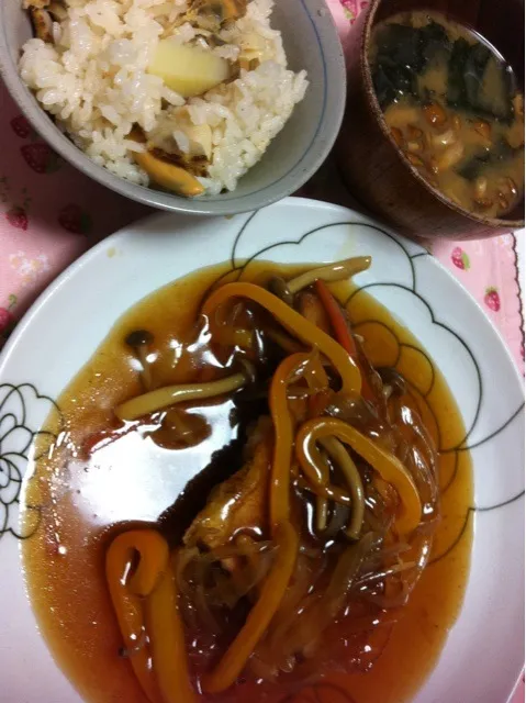 赤魚の甘酢あんかけ♡ホタテとジャガイモの炊き込みご飯張り込んだょなめこ汁|かおちさん