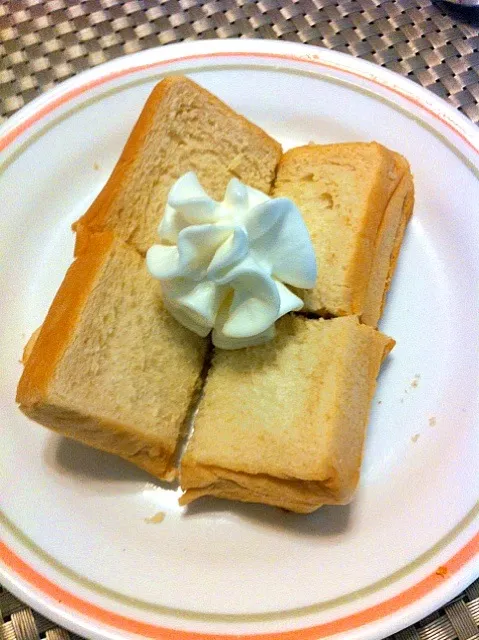 Snapdishの料理写真:PB&J  sandwich with wipped cream😍|purplepixieさん