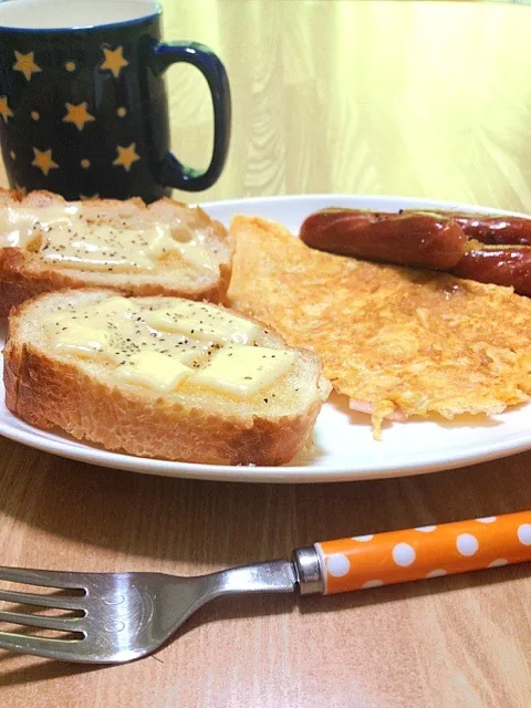 わしの昼飯:ハニーチーズトースト、ハムとキャベツのオムレツ、ウインナー|ひらんたさん