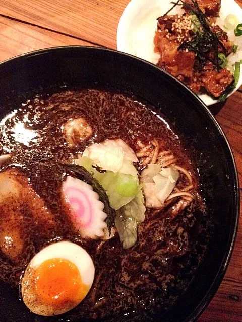 Snapdishの料理写真:焦がし味噌ラーメンとチャーシュー丼|イノウエシンゴさん