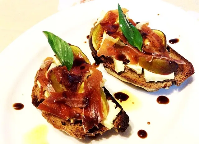 Toast with jamon, feta cheese & figs|Misstyさん