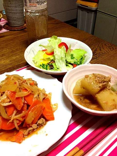 Snapdishの料理写真:豚と野菜のピリ辛ポン酢炒め＆大根シーチキン煮＆サラダ|ゆかりさん