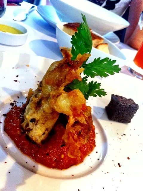 Soft Shell Chilli Crab with Sqiud Ink Bread|Yappilyさん