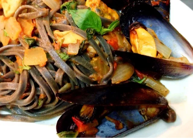 Tagliatelle with blue mussels in tomato sauce|Misstyさん