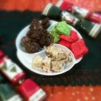 Xmas treats. White Christmas, Marshmallows (red & green), tutti fruitti chocolate crackles|Cat O'Rourkeさん