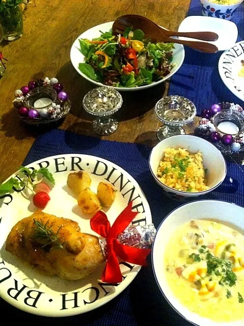 Snapdishの料理写真:Xmasディナー ローズマリーチキンロースト豆乳クラムチャウダー炊飯器で炊いたガーリックライス彩り野菜のサラダ|まみりんごさん