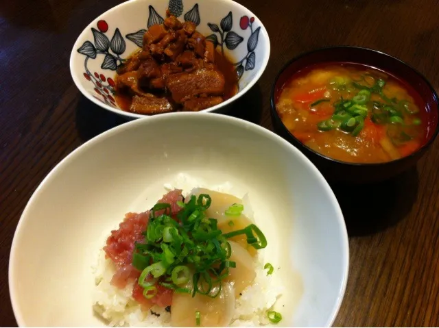 ホタテ・まぐろ丼、豚の角煮、根菜の味噌汁|きりママさん