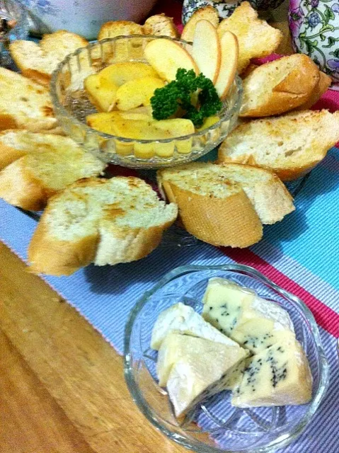 Spiced apple and blue cheese crostini duo|maria katrina valenciaさん