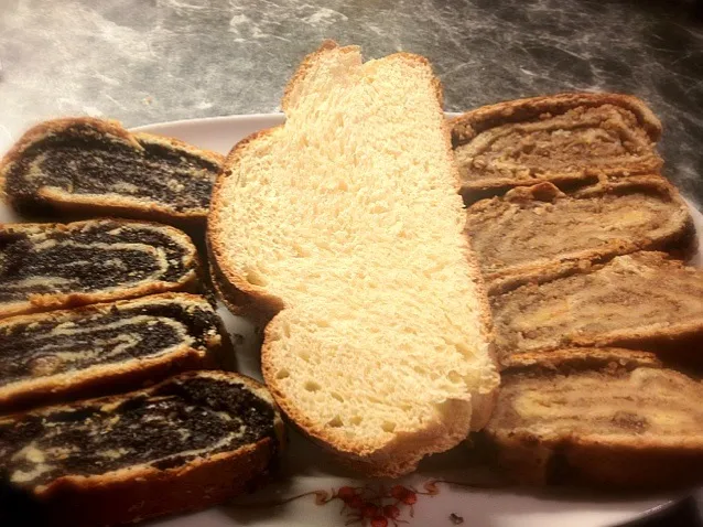 Breakfast on Christmas Morning: "beigli (walnut or poppy seed filled cake) and "kalács" (braided sweet bread). Recommended with milk 😊|6畳フィットネスさん