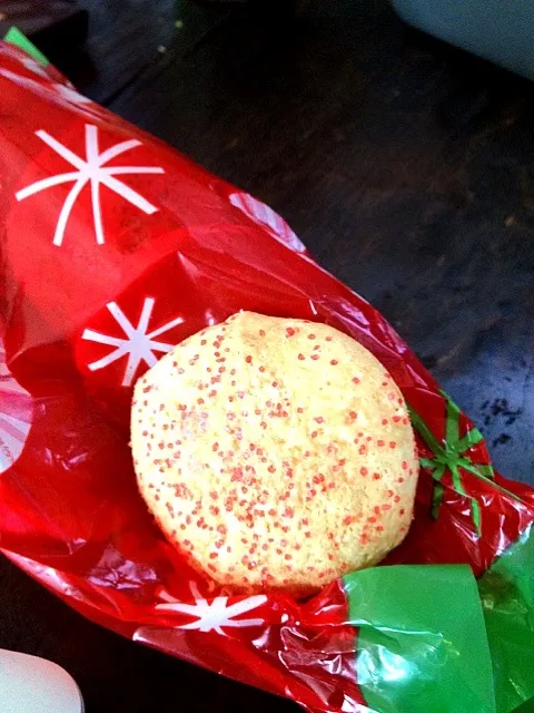 Snapdishの料理写真:Christmas morning sugar cookies from my aunt Mary|lauren shannonさん