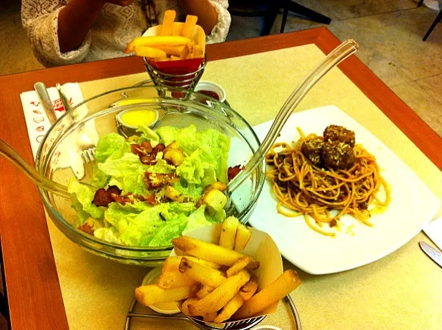 Ceasar Salad, Spaghetti with meatballs and fried potato.|Regina Aira Eugenioさん