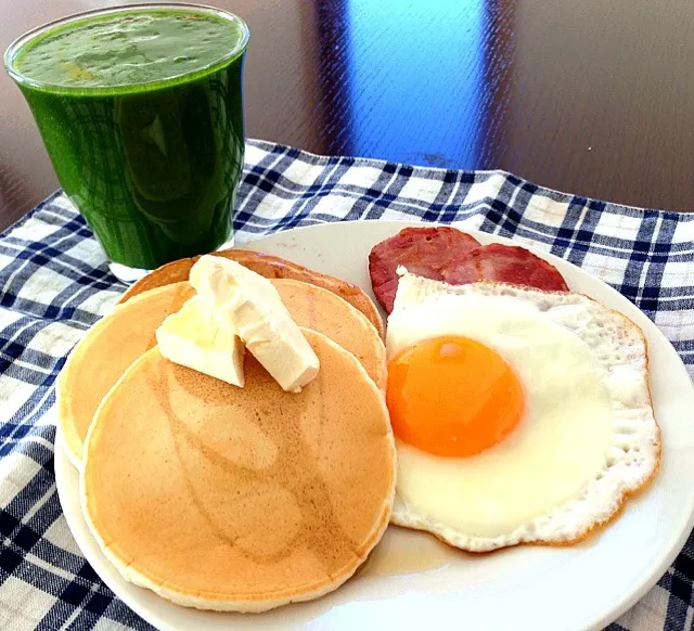 グリーンスムージー、目玉焼きとパンケーキ|サチさん