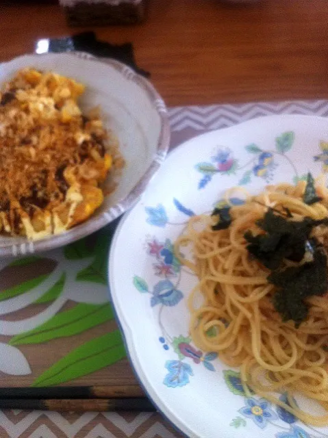 Snapdishの料理写真:左が賞味期限切れのうどんを使った、とん平焼きヽ(´o｀；    右は、寒いから和風たらこニンニクパスタ！明日休みだからニンニクすりおろして作りました(°_°)    またこれから雪掻きだーーー！|tantatanさん