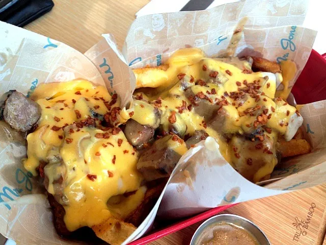 Cheese fries with garlic and steak|vica ortegaさん