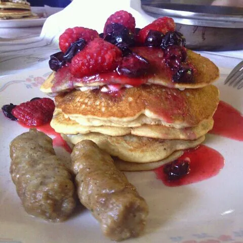 pancakes w/ berry sauce|scrumptuouslifeさん