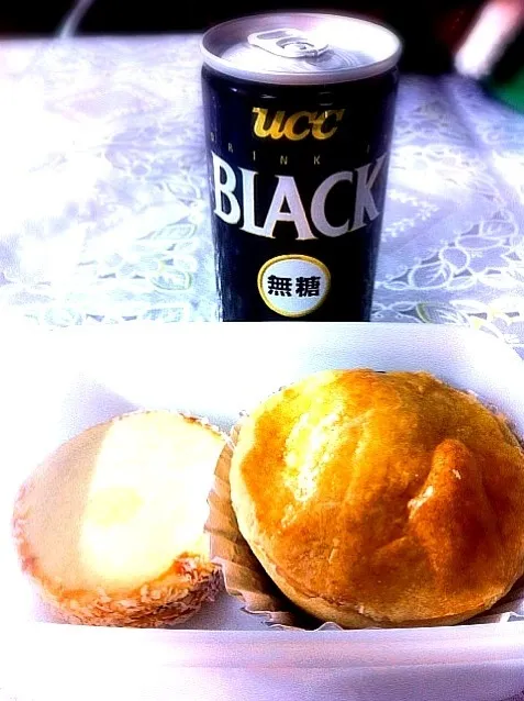 Snapdishの料理写真:Empada, Alfajor de doce de leite e um Black p/ acompanhar!!!!☕|lucia inoueさん