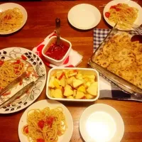 Snapdishの料理写真:蓮根と豚肉のマヨ味噌オーブン焼き、プチトマトとバジルのパスタ、トマトソース、柚子リンゴ。|じゅんちゃんさん