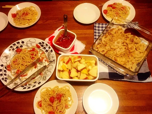 Snapdishの料理写真:蓮根と豚肉のマヨ味噌オーブン焼き、プチトマトとバジルのパスタ、トマトソース、柚子リンゴ。|じゅんちゃんさん